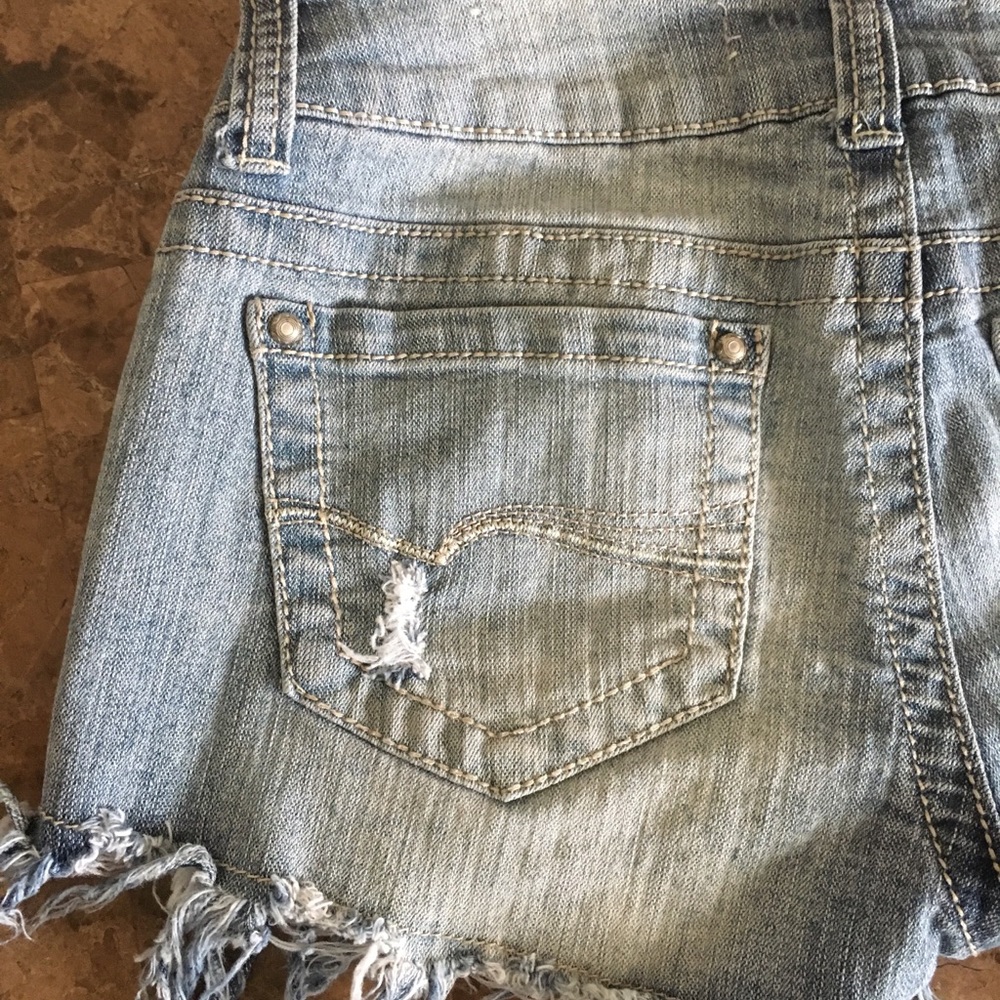 Short shorts - Picture 4 of 4